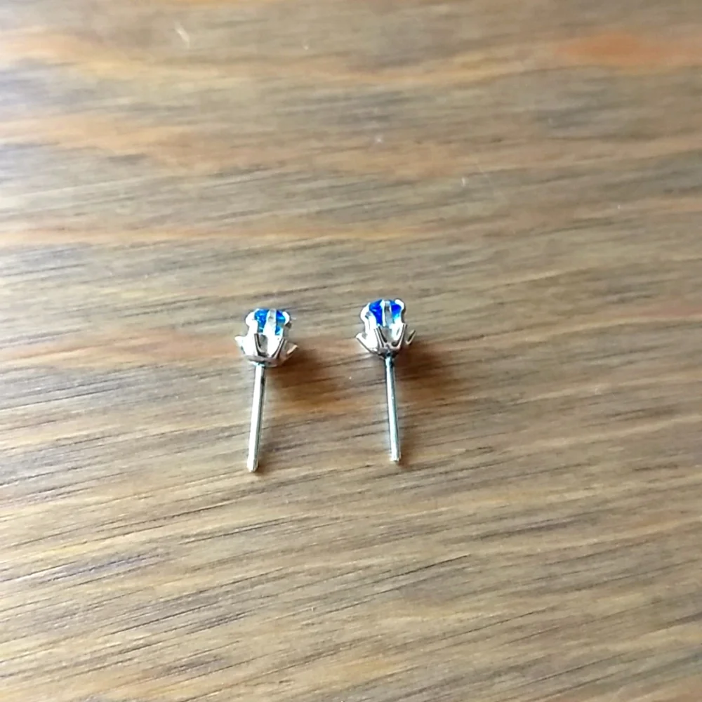 🌻 Blue Gem Post Earrings